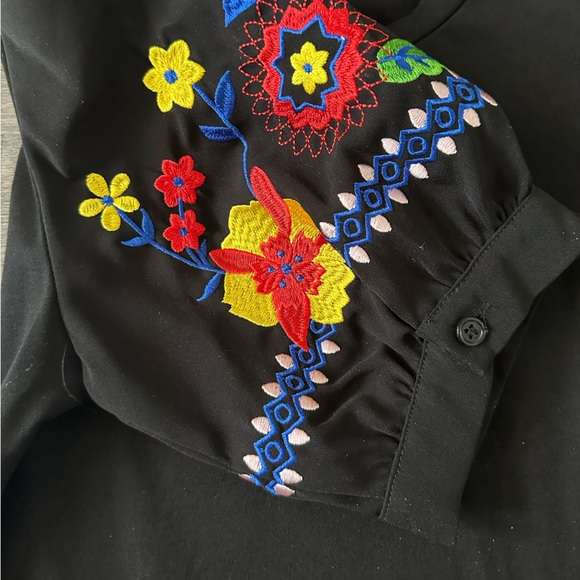 Gracia Embroidered Puff Sleeve Top Size Small - Picture 4 of 5